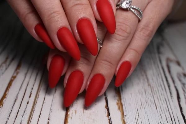 El diseño de estilo de la manicura sobre las uñas hermosas —  Fotos de Stock