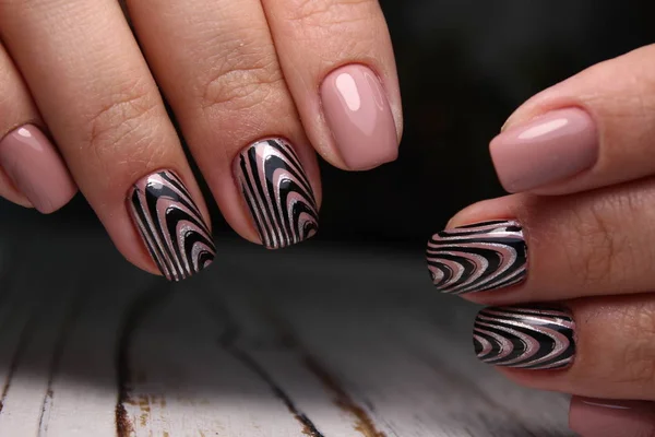Design elegante di manicure su belle unghie — Foto Stock