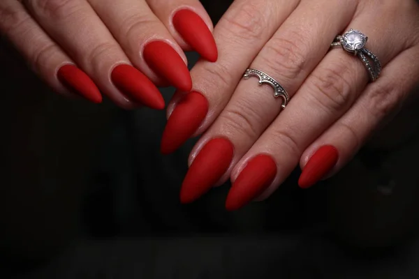 Sexy różowy manicure na długie piękne paznokcie — Zdjęcie stockowe
