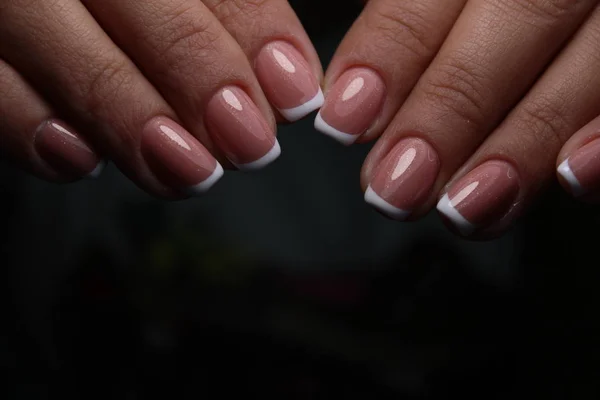 Piękny manicure paznokci na tle modnej — Zdjęcie stockowe