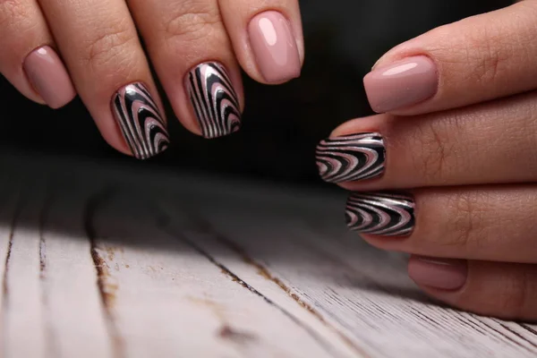 Foto de close-up de uma bela mãos femininas com manicure elegante — Fotografia de Stock