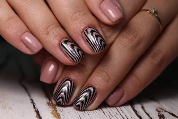 Hermosa manicura de uñas en el fondo de una moda —  Fotos de Stock