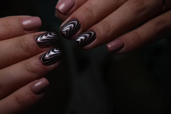 Hermosa manicura de uñas en el fondo de una moda —  Fotos de Stock