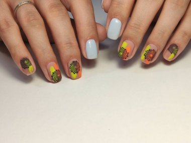 Tırnak cilası. Sanat manikürü. Renkli oje. Güzel eller. Renkli Tırnaklar