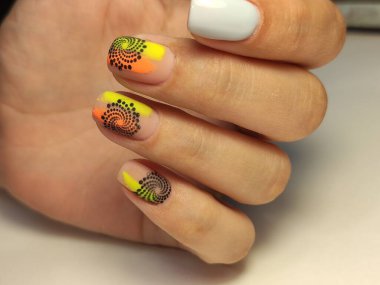 Uzun, güzel tırnaklara manikür tasarımı.