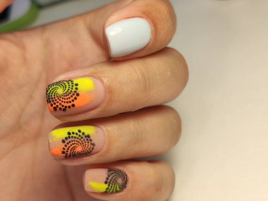 Arka plandaki kadın ellerinde çok güzel tırnak tasarımı. 2019