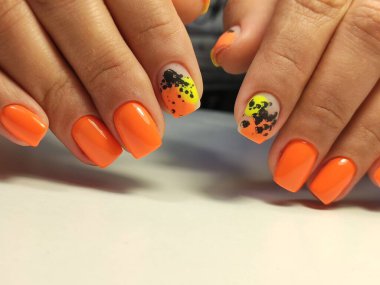 Uzun, güzel tırnaklara manikür tasarımı.