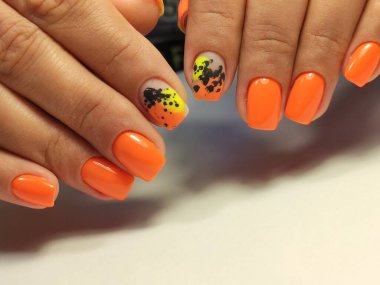 modaya uygun doku arka plan üzerinde göz alıcı güzel manikür