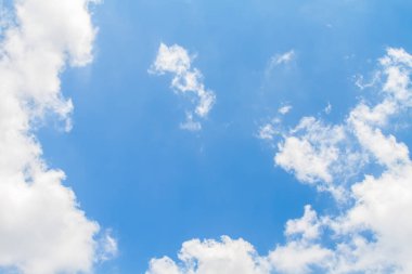 Beyaz bulutların üstünde mavi bir gökyüzü bulutlu gökyüzü