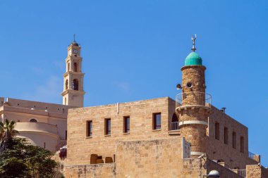 St. Peter's Kilisesi'nin çan kulesi, Aziz Peter Kilisesi ve al Bahr Camii veya Tel Aviv Yaffo, İsrail eski Yafa'da camide deniz görünümü