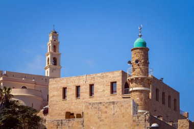 St. Peter's Kilisesi'nin çan kulesi, Aziz Peter Kilisesi ve al Bahr Camii veya Tel Aviv Yaffo, İsrail eski Yafa'da camide deniz görünümü