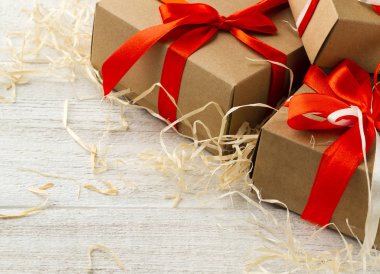 Kurdeleli hediye kutusu. Noel ya da Sevgililer Günü hediye kutuları ahşap arka planda. Boşluğu kopyala