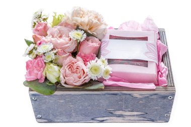 Taze, yemyeşil renkli çiçekler, beyaz arka planda izole edilmiş..