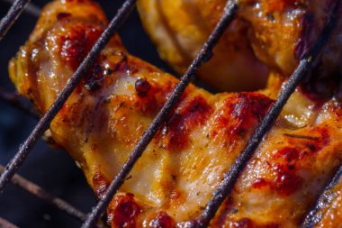 Bahçede ızgara tavuk. Barbekü.