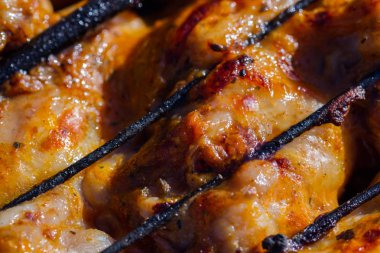 Bahçede ızgara tavuk. Barbekü.