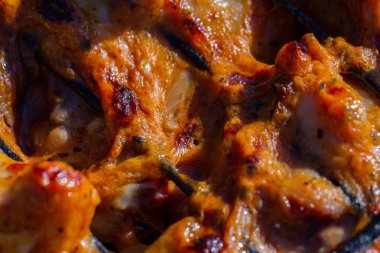 Bahçede ızgara tavuk. Barbekü.