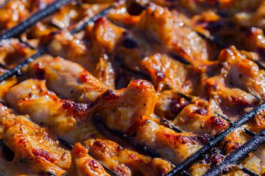 Bahçede ızgara tavuk. Barbekü.