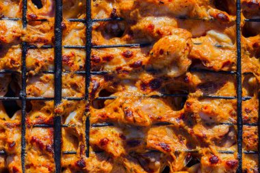 Bahçede ızgara tavuk. Barbekü.