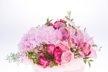 Taze çiçekler, beyaz arka plan parlak buketny kompozisyon