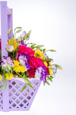 Taze çiçekler, beyaz arka plan parlak buketny kompozisyon