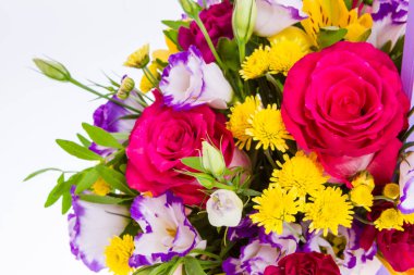 Taze çiçekler, beyaz arka plan parlak buketny kompozisyon