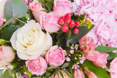 Taze çiçekler, beyaz arka plan parlak buketny kompozisyon