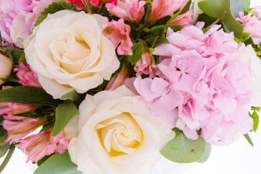 Taze çiçekler, beyaz arka plan parlak buketny kompozisyon