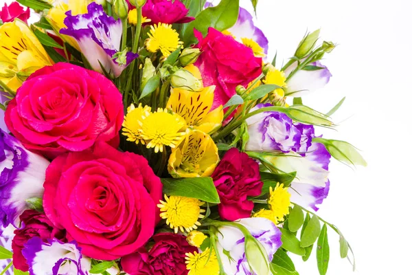 Taze çiçekler, beyaz arka plan parlak buketny kompozisyon