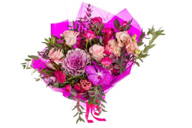 Taze çiçekler, beyaz arka plan parlak buketny kompozisyon