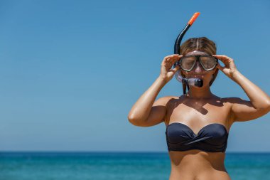 Dalış için maske takmış güzel bir kız.