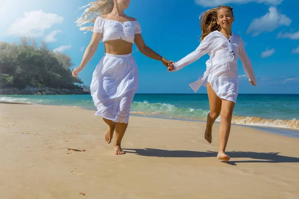 Młoda Piękna Matka Uroczą Córką Białych Ubraniach Spaceruje Piaszczystej Plaży — Zdjęcie stockowe