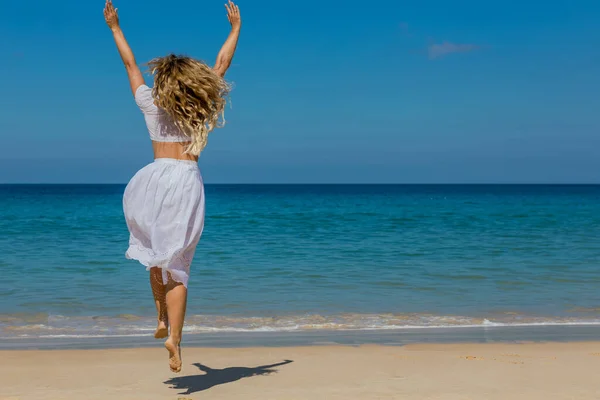 Jeune Belle Fille Vêtements Blancs Promène Long Plage Sable Près — Photo