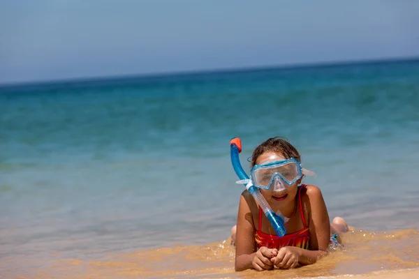 Szczęśliwe Dziecko Dziewczyna Masce Plaży Lecie — Zdjęcie stockowe