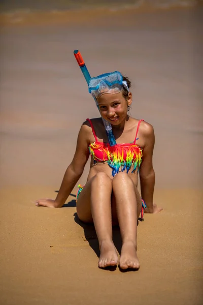 Niña Feliz Una Máscara Playa Verano — Foto de Stock