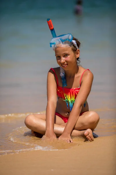 Niña Feliz Una Máscara Playa Verano — Foto de Stock