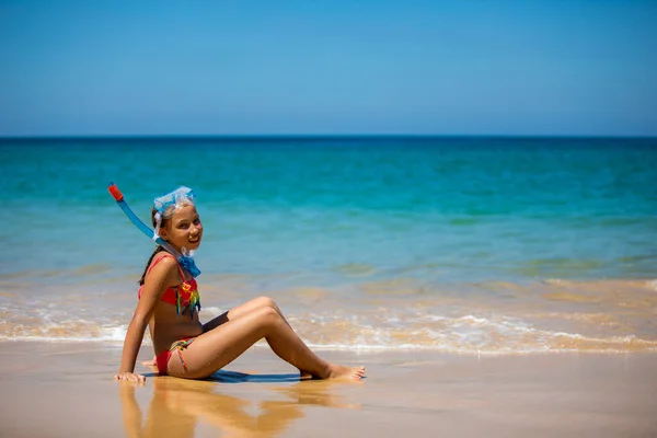 夏にはビーチでマスクの幸せな子供の女の子 — ストック写真