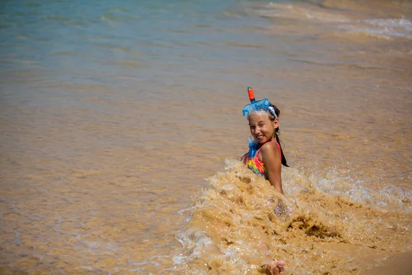 Niña Feliz Una Máscara Playa Verano — Foto de Stock