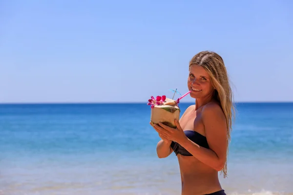 Bella Ragazza Costume Bagno Con Noce Cocco Sulla Spiaggia — Foto Stock