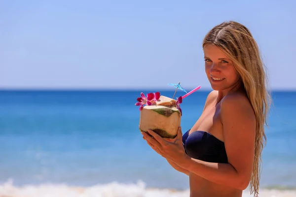 Bella Ragazza Costume Bagno Con Noce Cocco Sulla Spiaggia — Foto Stock