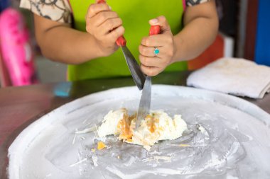 Kızarmış dondurma yapma süreci. Dondurulmuş tavada Tayland usulü kızarmış dondurma. Organik, doğal sarılmış dondurma, el yapımı tatlı. Çelik soğutmalı kızarmış dondurma makinesi..