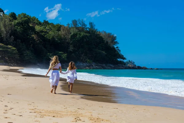 Jeune Belle Mère Avec Charmante Fille Vêtements Blancs Marcher Sur — Photo