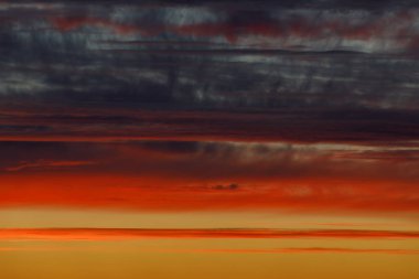 Ateşli turuncu günbatımı gökyüzü. Güzel gökyüzü.