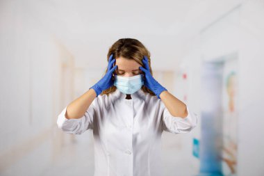 Covid-19 döneminde aşırı çalışan doktor ve tıbbi bakım ekibinin duygusal stresi.