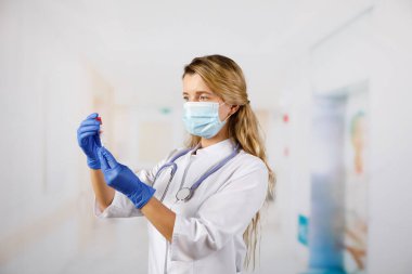 Doktor, Corona virüsü testi için kan örneği tüpünü tutun. COVID 19.