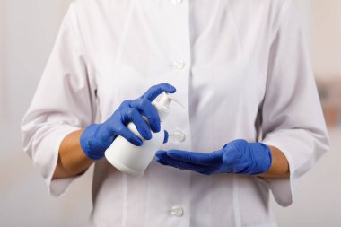 COVID-19 Konsepti, el dezenfektanı jeli, alkol antiseptik jeli kullanan kadınlar.