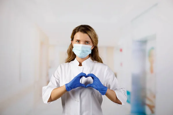 Mujer Con Una Máscara Médica Las Manos Guante Látex Muestra —  Fotos de Stock