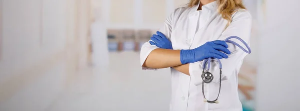 Zelfverzekerde Vrouwelijke Arts Met Een Medisch Masker Met Gekruiste Armen — Stockfoto