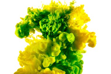 Beyaz bir arka planda yeşil ve sarı boya damlalarının izole görüntüsü..