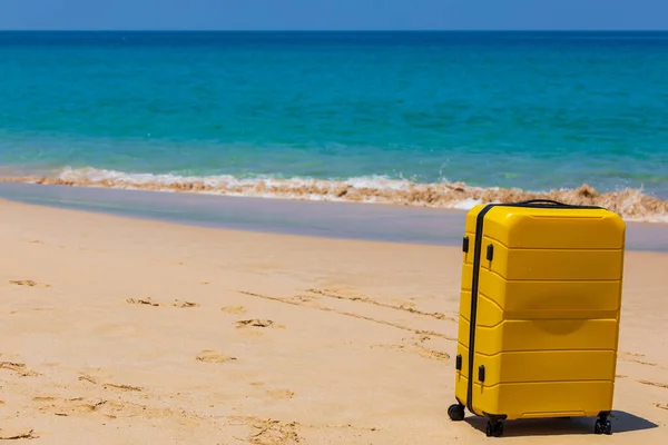 Valise Touristique Jaune Sur Plage Près Eau Bleue — Photo