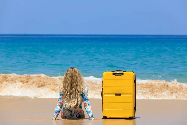 Belle Fille Maillot Bain Sur Plage Avec Une Valise Jaune — Photo